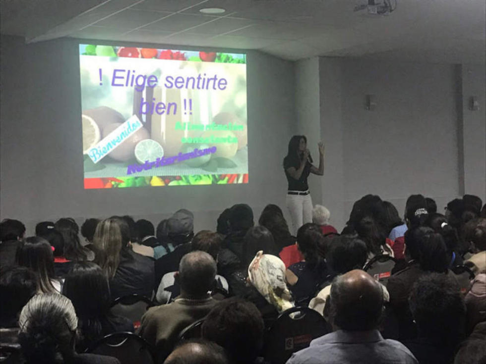 Brindan conferencia sobre vida saludable