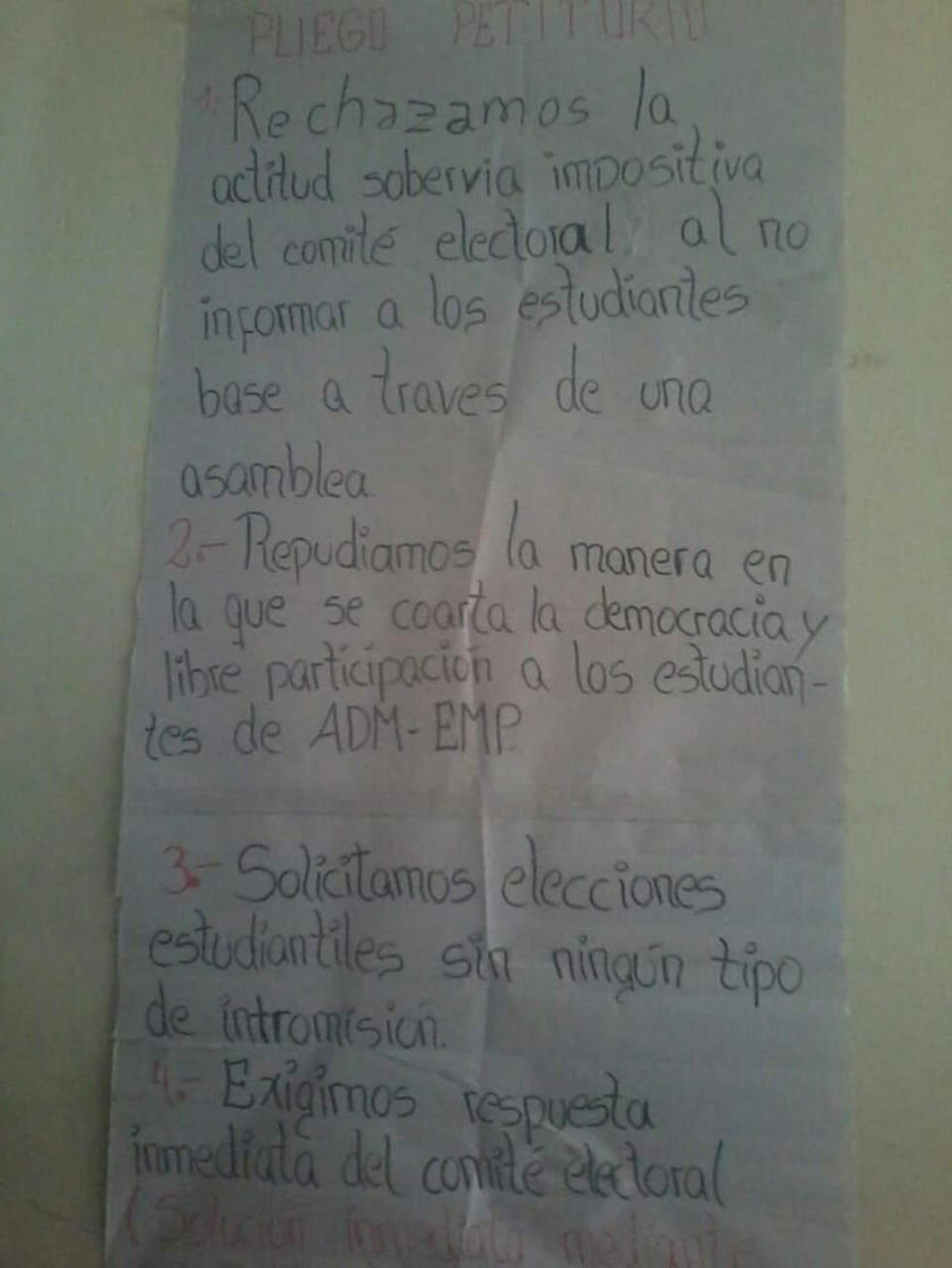 Bloquean tercer piso de la Tomás Frías