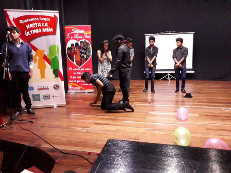 Estudiantes exponen sobre prevención