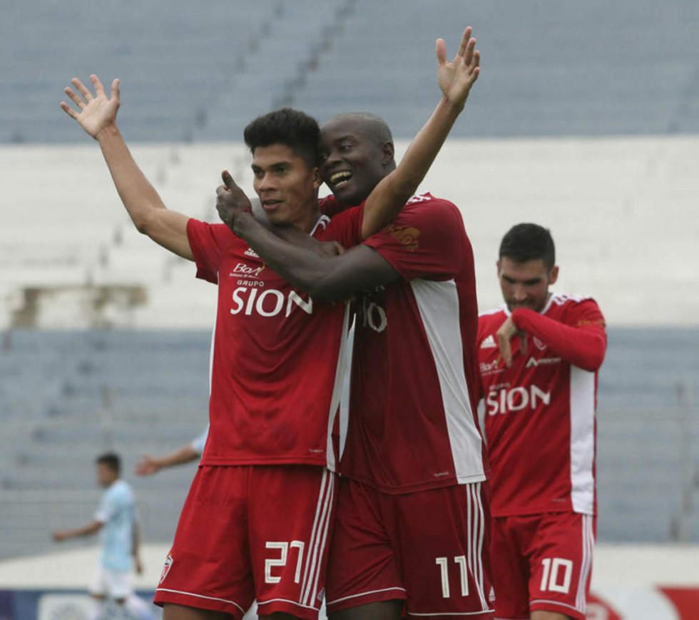 Royal Pari gana y vuelve a la cima
