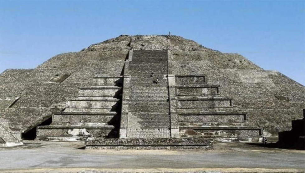 Descubren túnel bajo pirámide de la Luna