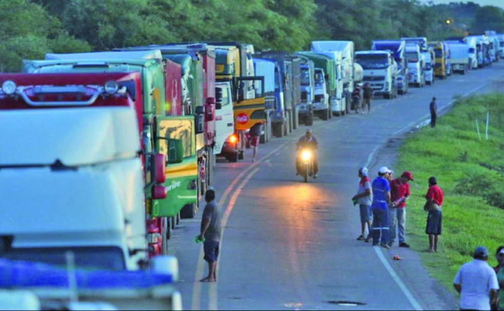 Transporte decide levantar los bloqueos en vía Santa Cruz - Trinidad y dialoga