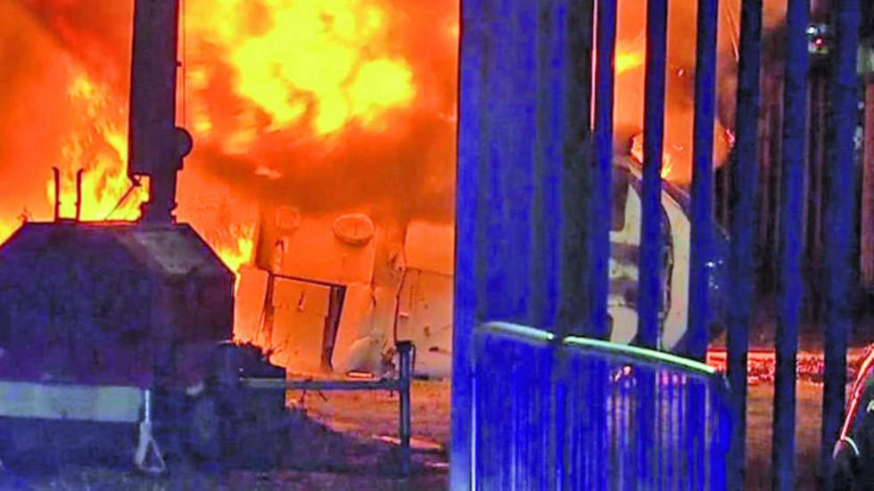 Helicóptero se incendia fuera de estadio