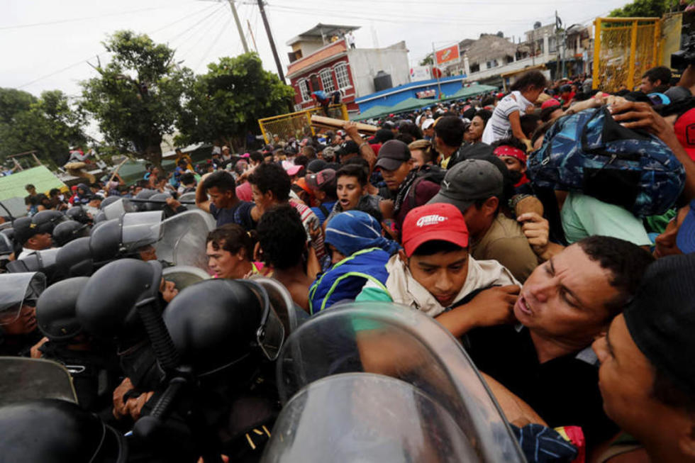 Varios migrantes se enfrentan a la Policía tras romper valla