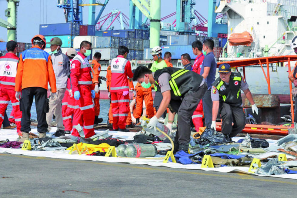 Inicia recuperación de cuerpos tras estrellarse avión indonesio
