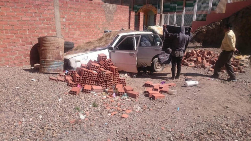 Rescatan a dos menores que vivían en un auto abandonado