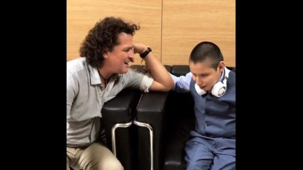 Colombiano Carlos Vives le canta al artista José André