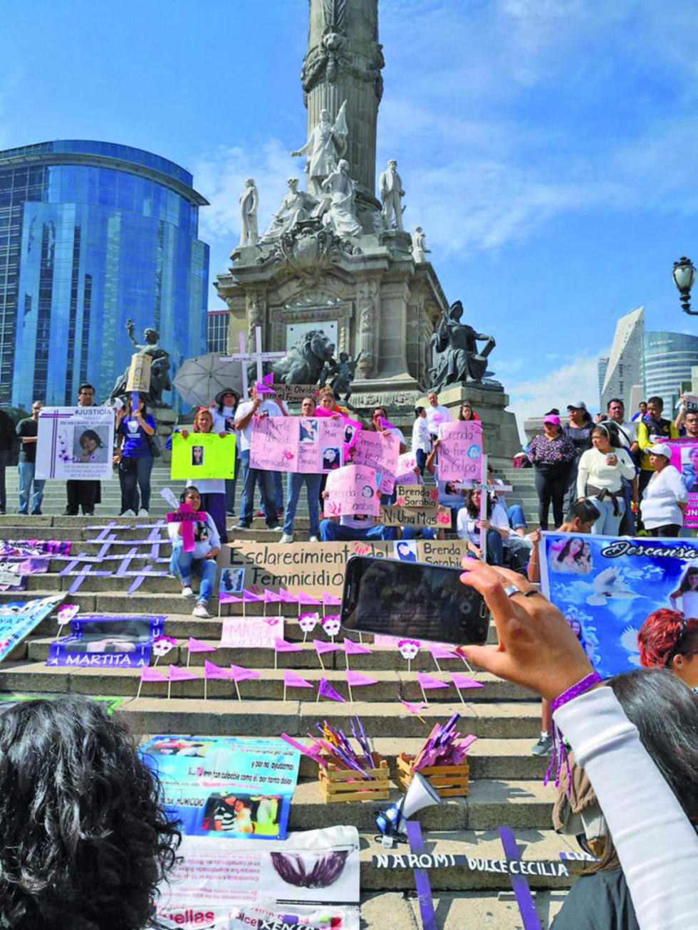 En México, decenas de personas exigen frenar ola de feminicidios
