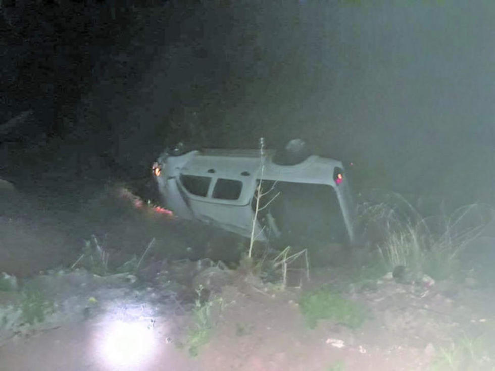 Chofer muere tras volcar y embarrancar su vehículo