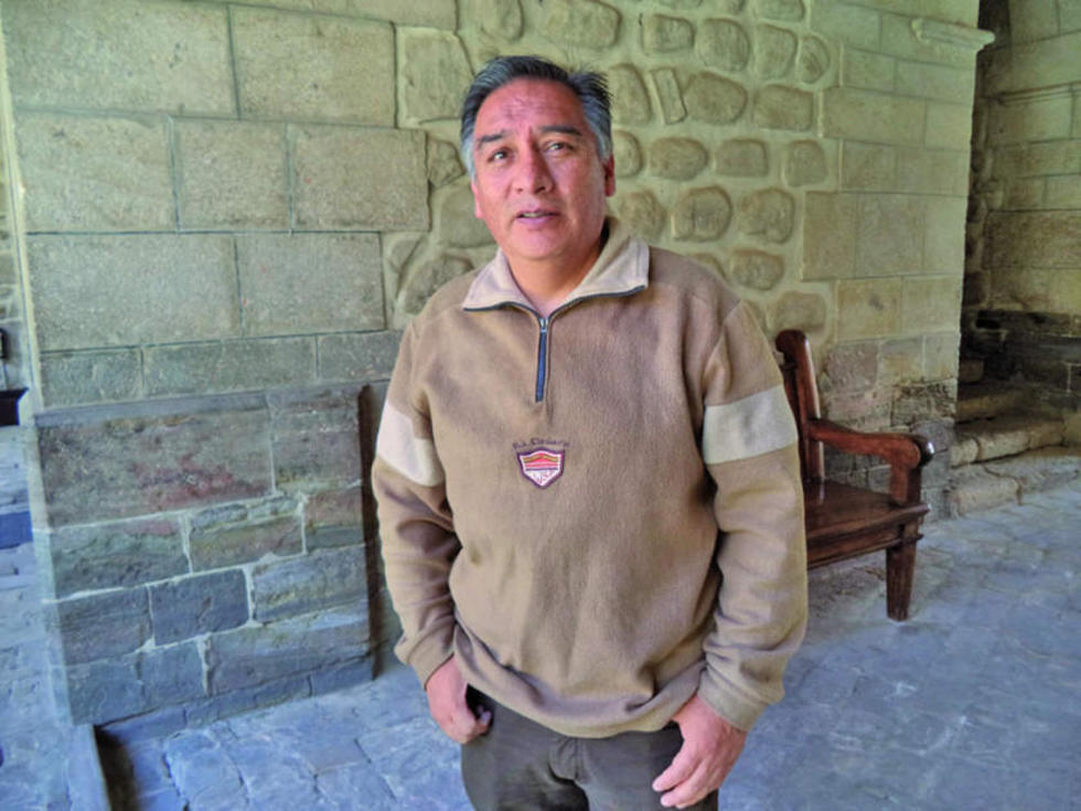 Preparan salida de libro de Aguirre