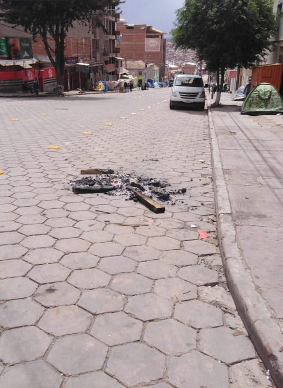 Vecinos piden frenar quema de gomas en diferentes vías