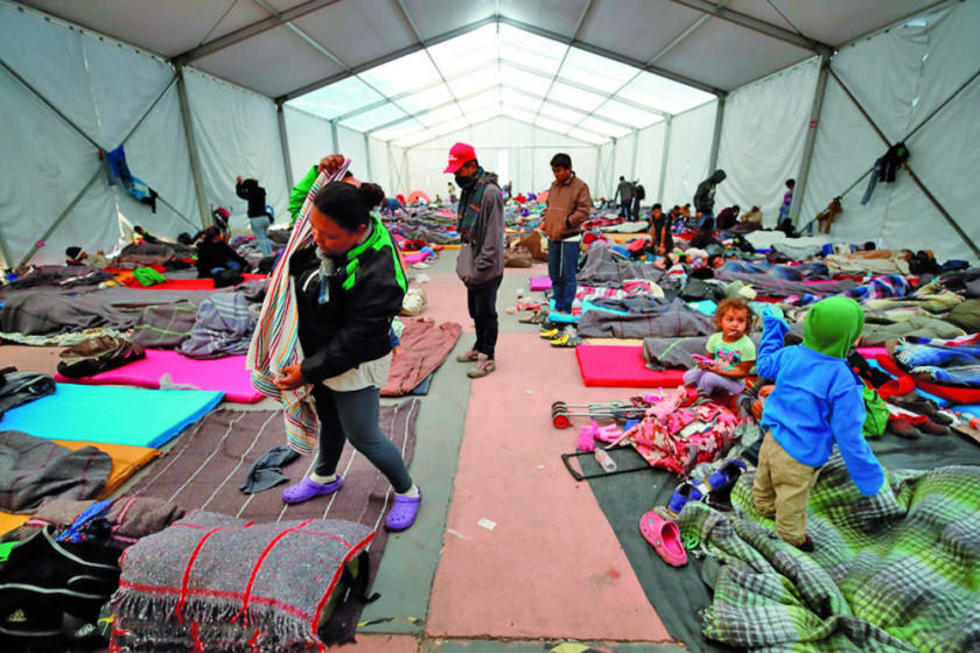 Una multitud de migrantes recibe la solidaridad de los mexicanos