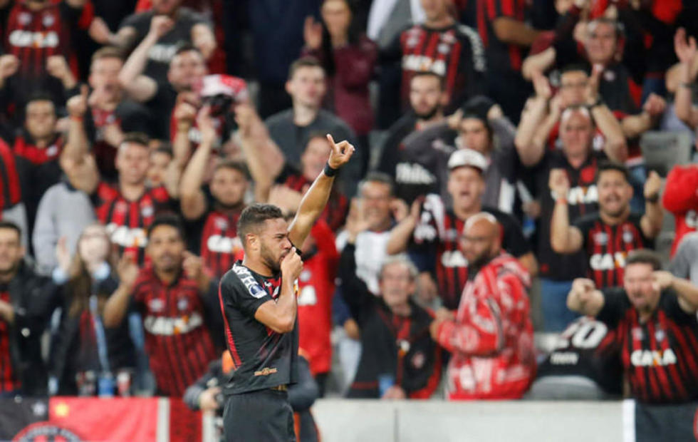 Paranaense gana y se acerca a la final