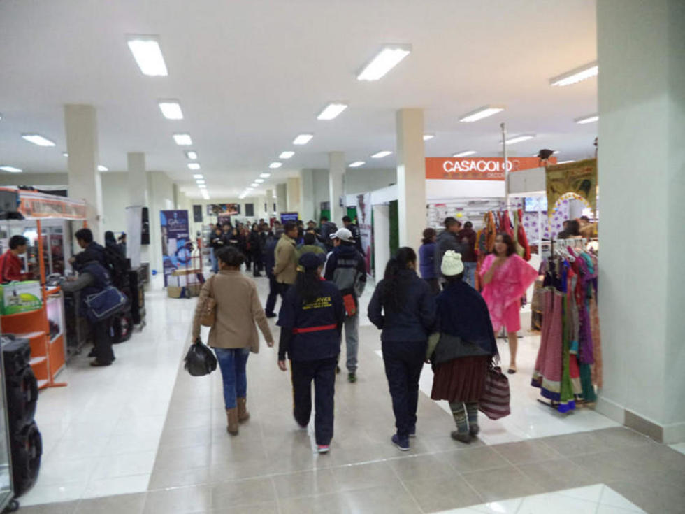Más de 300 expositores están en la Feipobol