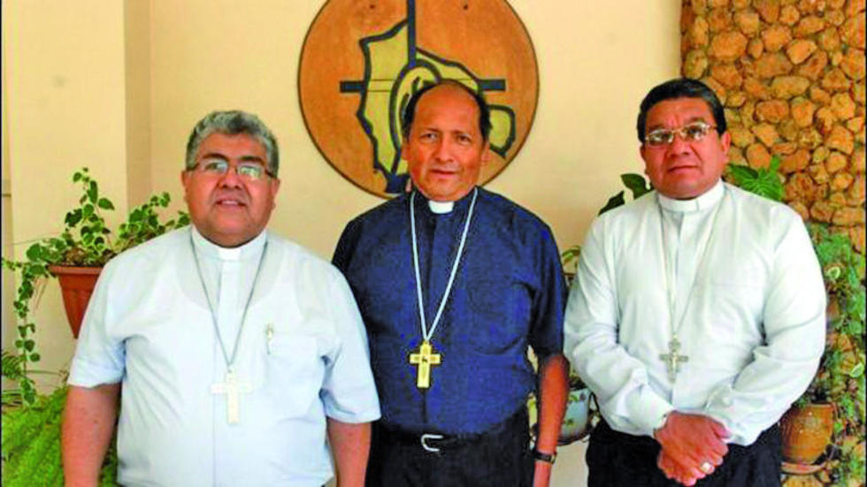 Los obispos reeligen directiva y  critican que se gasten millones