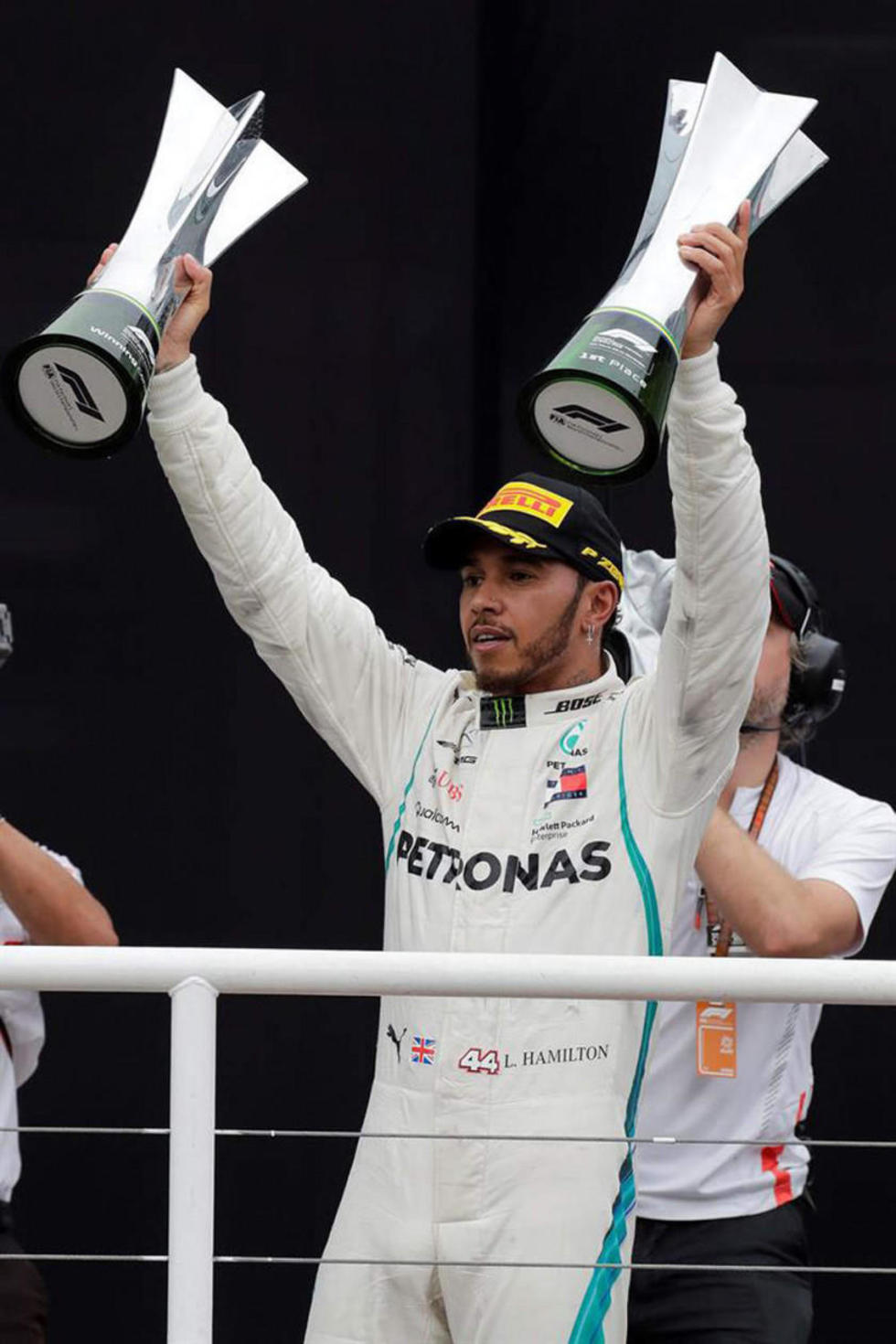 Hamilton gana y Mercedes festeja el título de constructores