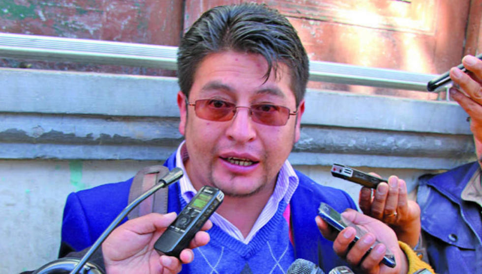 Piden sanciones por otorgar naranjas verdes a alumnos