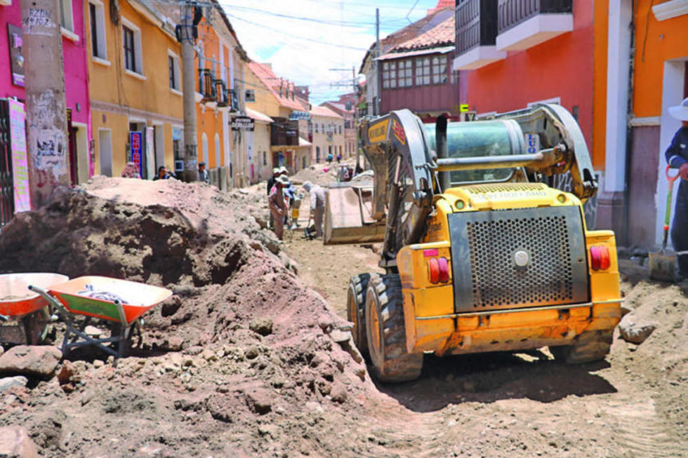 Empiezan a tapar zanjas en la calle Bustillo
