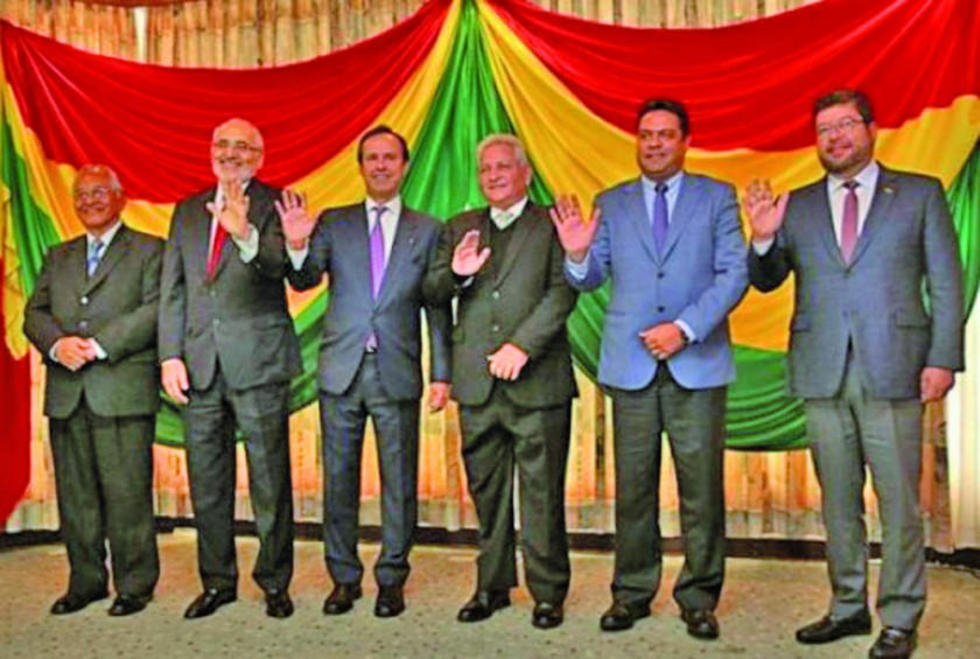 Opositores intentan aliarse al filo del plazo y el MAS rechaza pactos