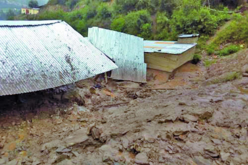 Inicio de lluvias en Perú causa deslizamiento de lodo y damnificados