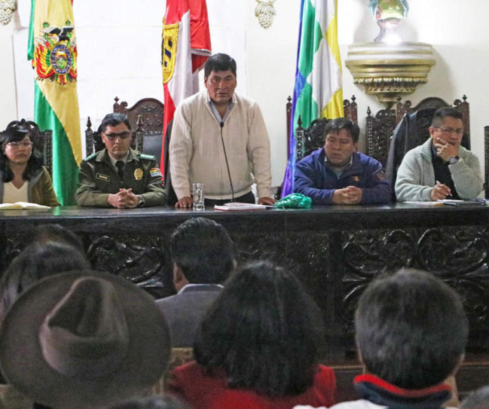 Gobernador hará cumplir el acuerdo para despeje de vía