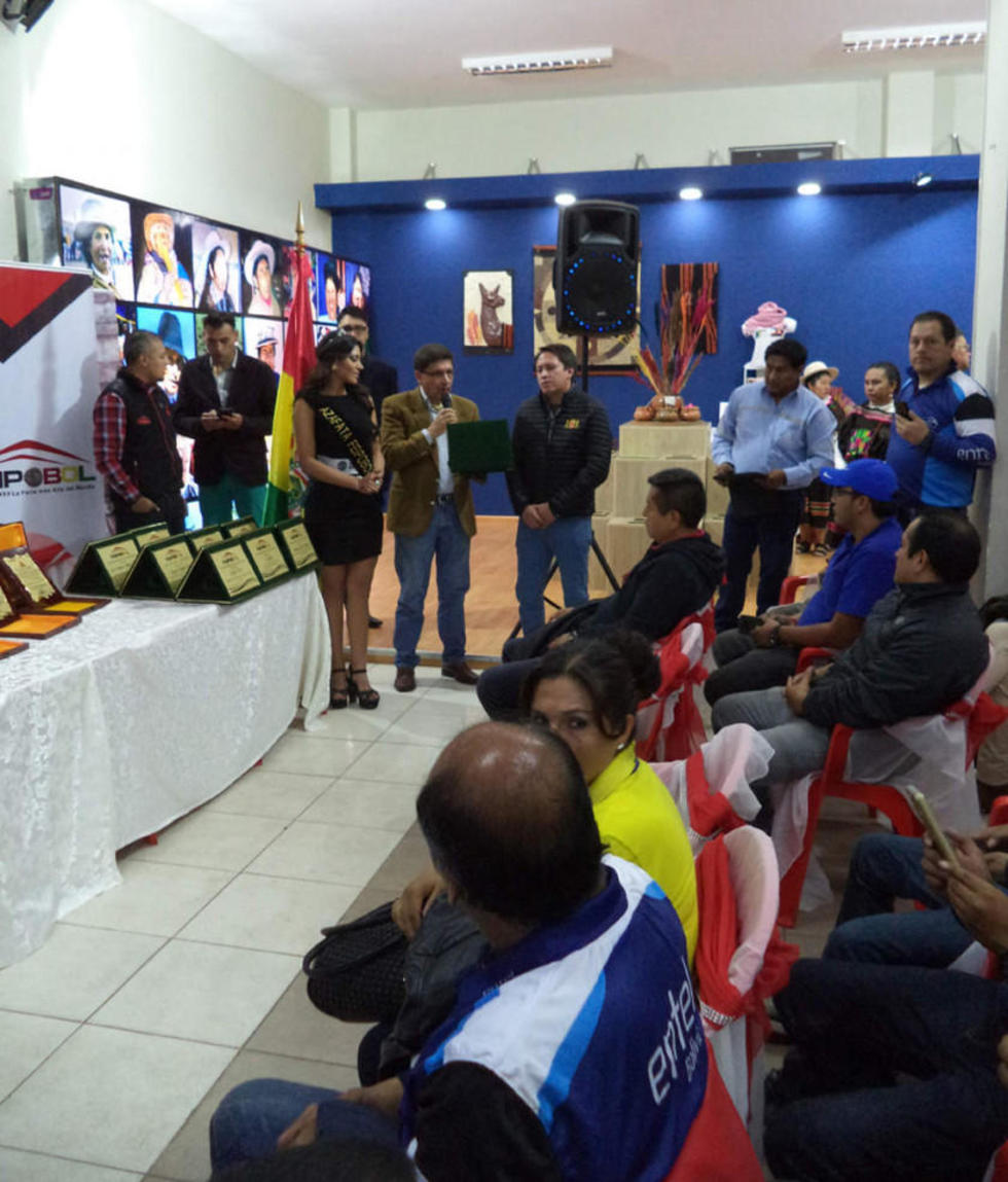 Feipobol reconoce a los expositores