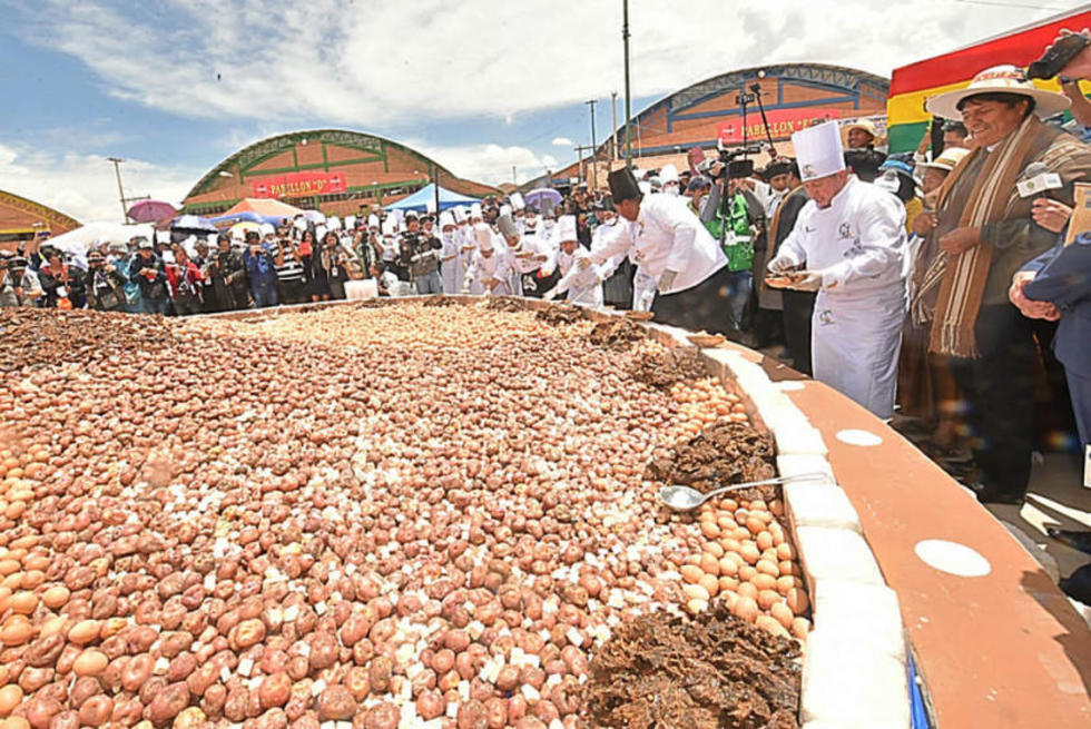 Sale el Charquecán gigante en congreso de camélidos