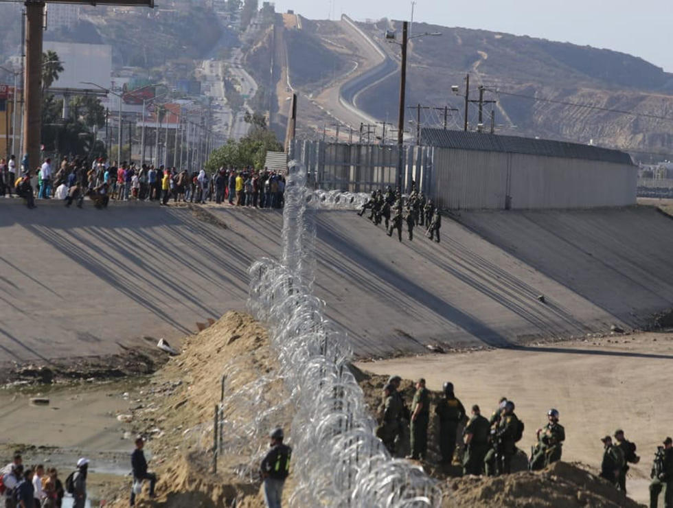 Migrantes redoblan presión para cruzar a EE.UU. y son reprimidos
