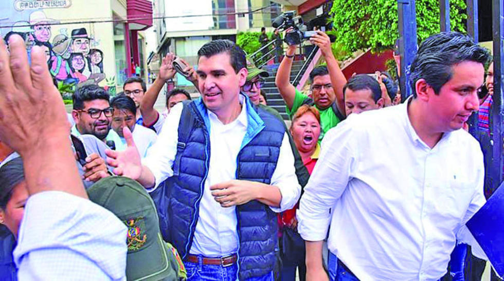 Inician un proceso contra la vocal que levantó la detención de Leyes