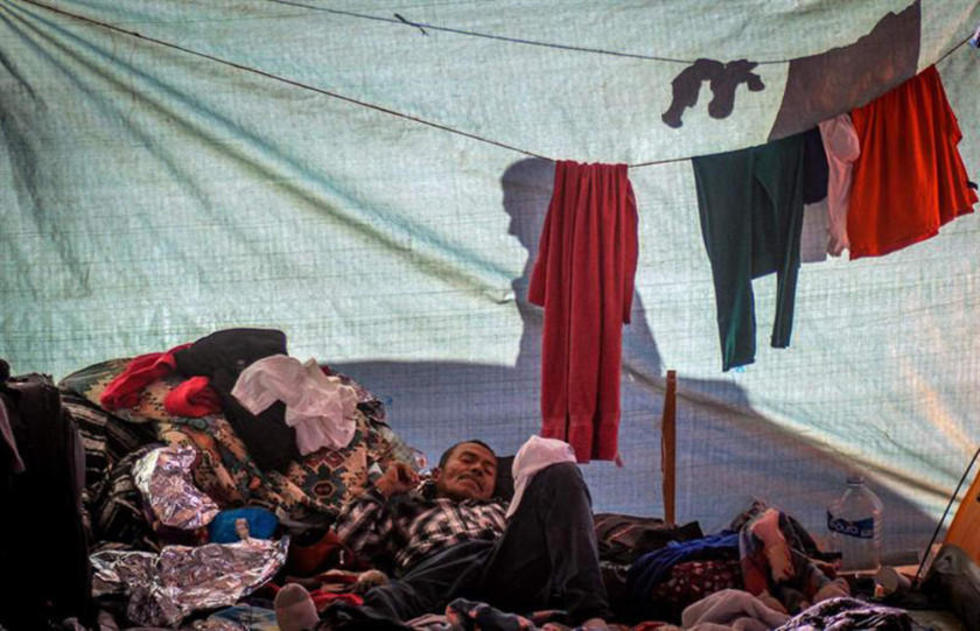 Migrantes superan la capacidad del albergue en Tijuana, México