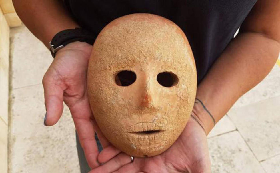 Hallan una máscara de piedra de 9.000 años