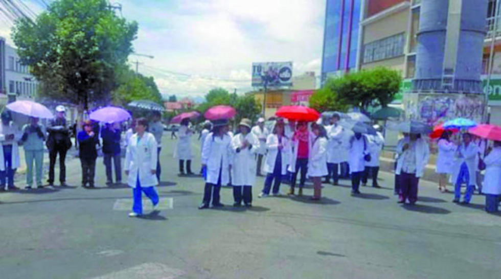 Gobierno pide a médicos diálogo para analizar el sistema de salud
