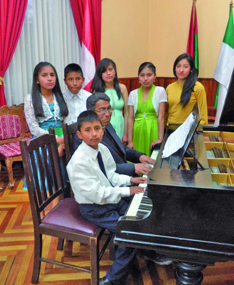 Estudiantes de la escuela Eduardo Caba dan recital