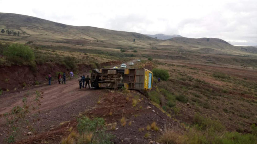 Bus provincial vuelca y deja a 21 personas lesionadas