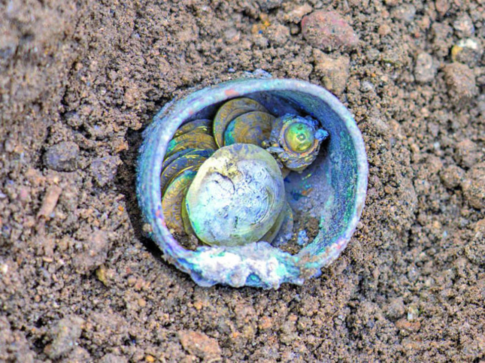 Hallan un cofre con monedas de 9 siglos