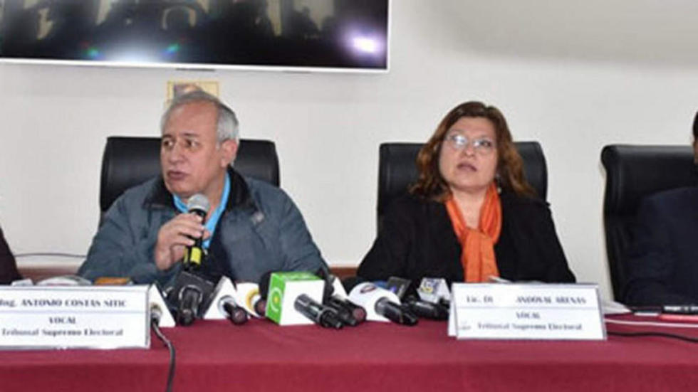 Revelan que dos vocales del OEP votaron contra la habilitación de Morales