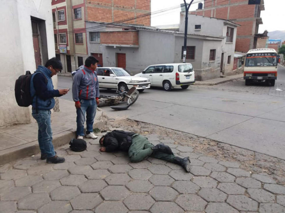 Atropellan a un efectivo policial en la calle La Paz