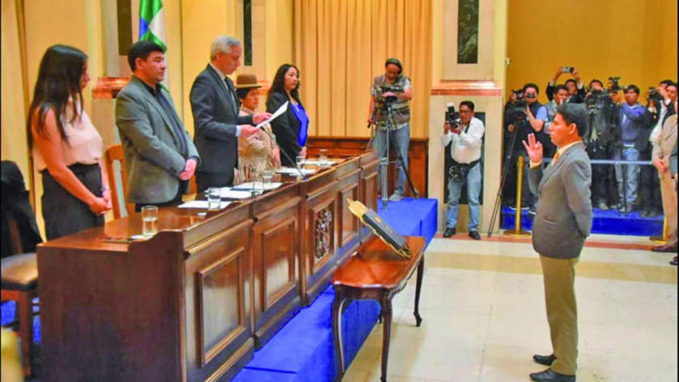 Posesionan a los nuevos vocales del TSE en medio de protestas