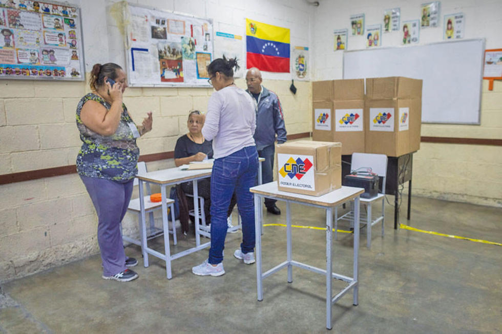 Oposición en Venezuela destaca la baja participación en comicios