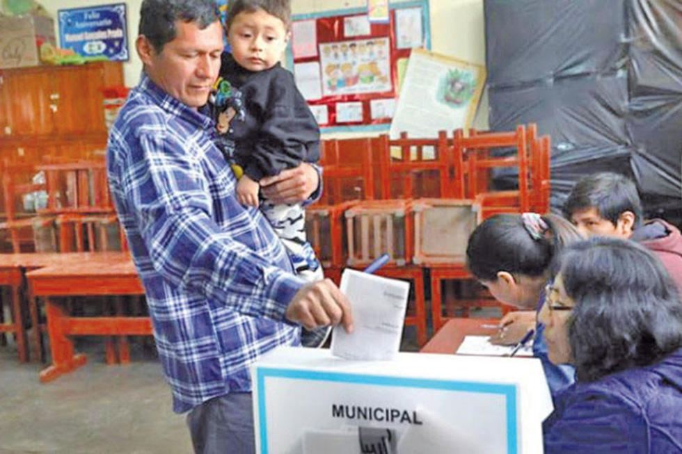 Peruanos dan una aplastante victoria a su presidente