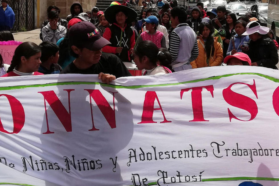 Niños y adolescentes marchan reclamando sus derechos laborales