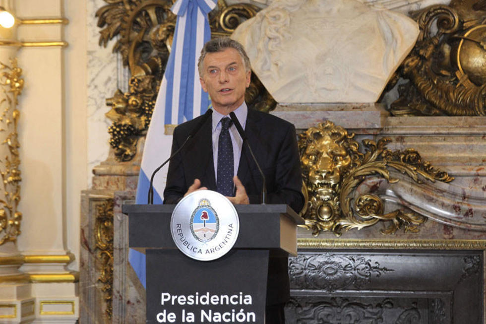 Juez cita al padre y hermano del presidente Macri de Argentina
