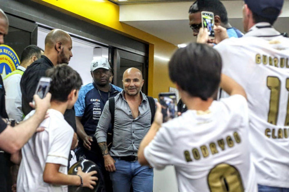 Hinchas del Santos reciben a Sampaoli
