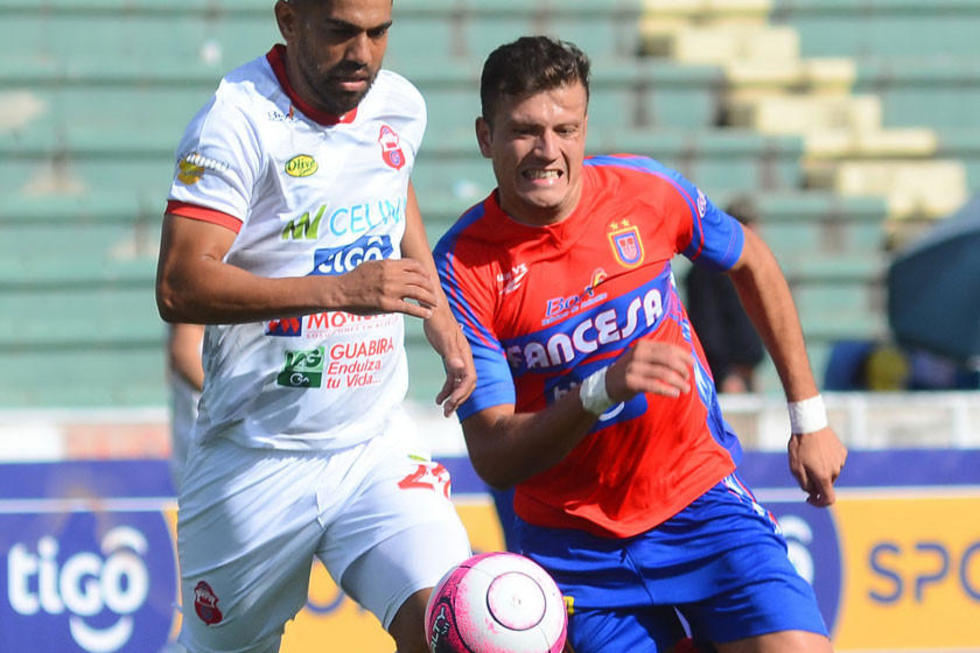 Universitario gana y elude  el descenso directo