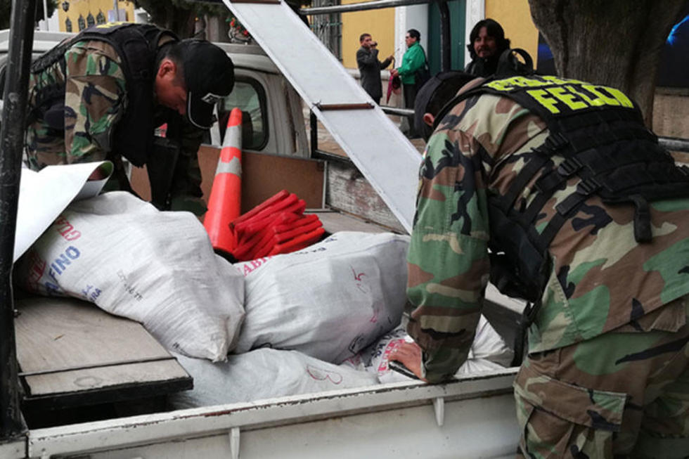 Abandonan un vehículo con 90.000 dólares en paquetes de marihuana