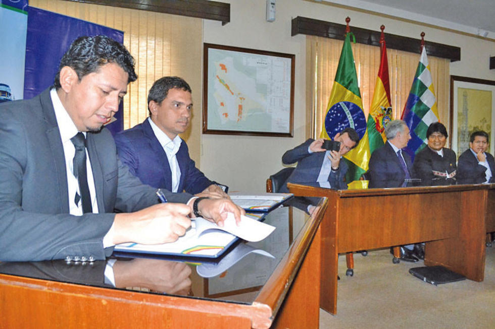 Bolivia firma 3 acuerdos de gas con empresas privadas de Brasil 