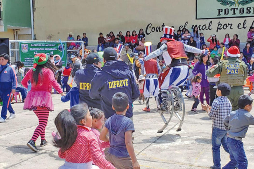 Policías entregaron juguetes a cientos de niños