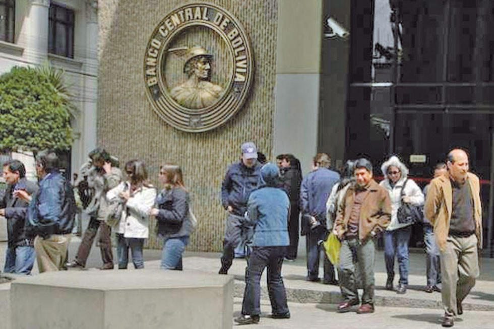 Deuda externa aumenta en 5 % este 2018 y llega a $us 9.944 millones