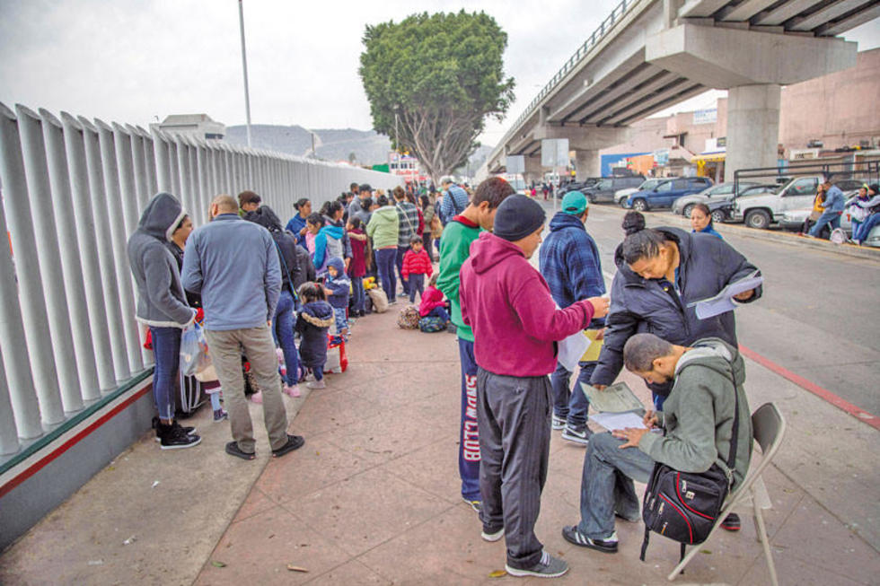 Niegan pedido de Trump para aplicar restricción a migrantes
