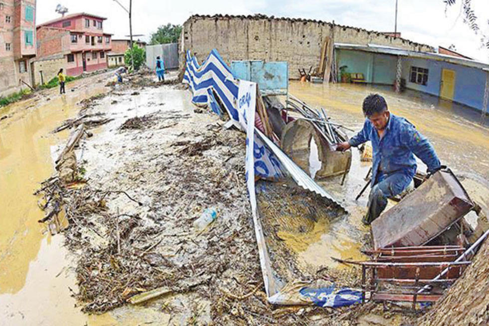 Cochabamba: lluvia anega la ciudad, desnuda falencias y deja un muerto